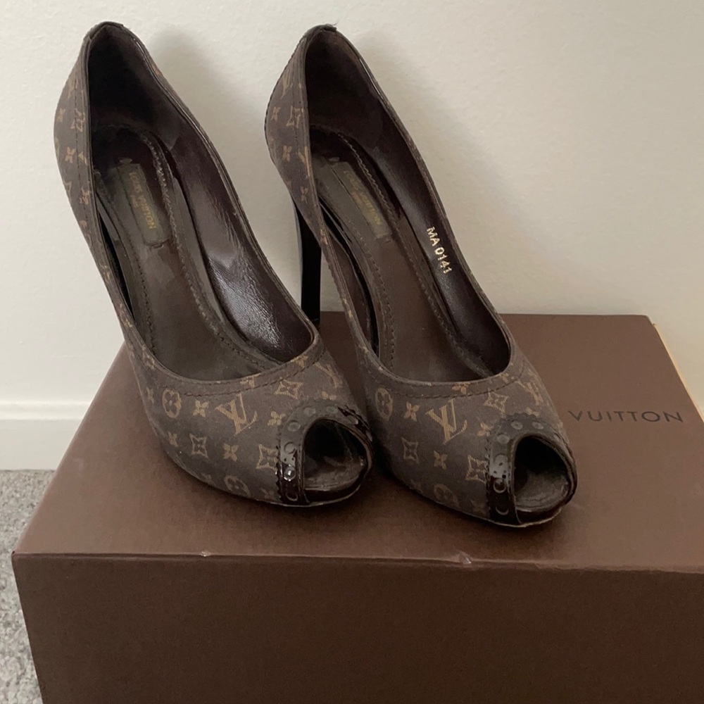 Gently used authentic Louis Vuitton Pumps Sz 36.5